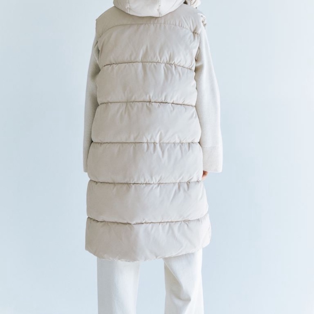 Hooded puffer vest  no offers - Picture 2 of 10